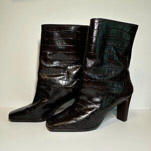 Markon Dorian Crocodile embossed Brn leather zip back short boot 7.5"W 3.5" heel